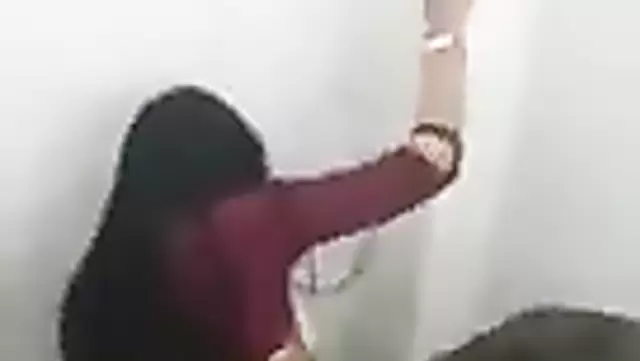 Быстро трахает узбечку раком в туалете