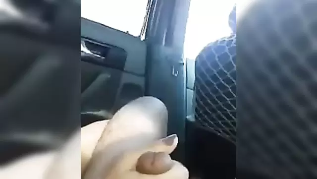 Молодая узбечка делает минет в машине