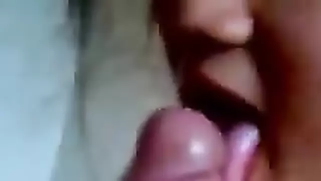 Узбечка скользит языком по головке члена