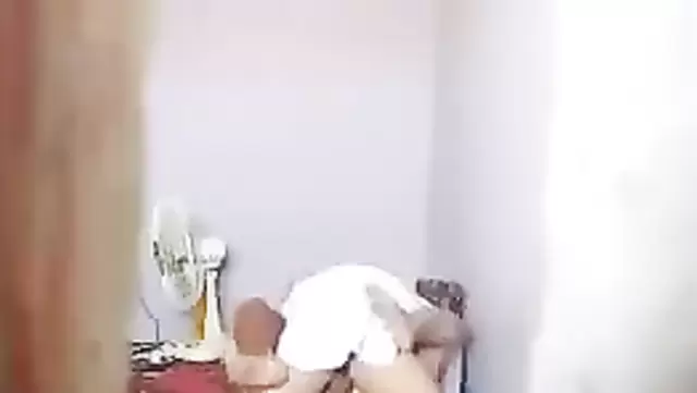 Узбекская жена лежит под членом мужа