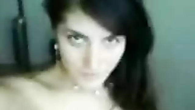 Коварная узбечка показывает сиськи