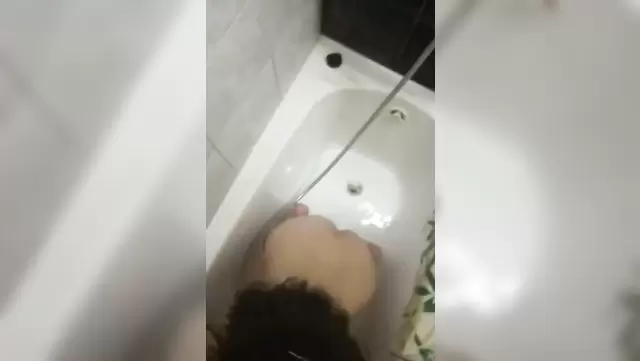 Узбечка на коленях сосет член в ванне